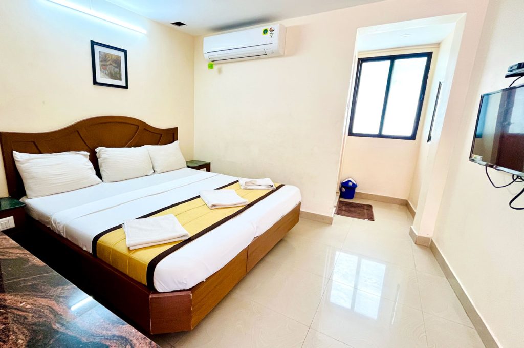 Annapoorna Residency - Deluxe Triple Bed Ac Room Madurai. Available Rooms near Meenakshi Amman Temple, Madurai.