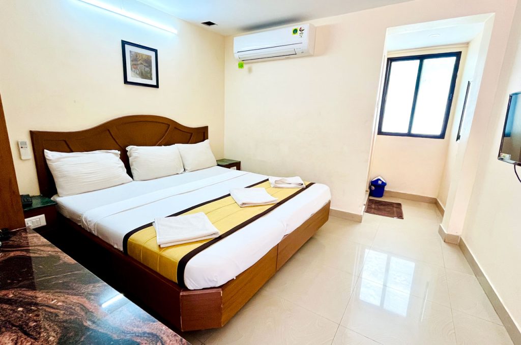 Annapoorna Residency - Deluxe Triple Bed Non Ac Room Madurai. Available Rooms near Meenakshi Amman Temple, Madurai.