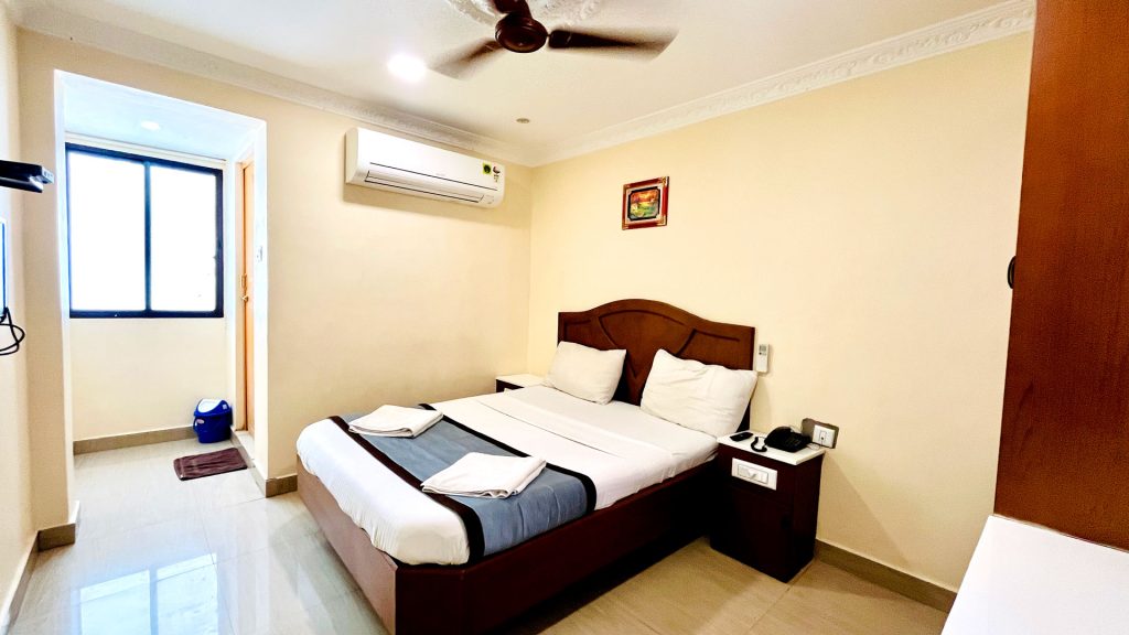 Annapoorna Residency - Double Bed Ac Room Madurai. Available Rooms near Meenakshi Amman Temple, Madurai.